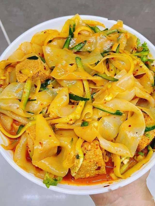 涼皮勁道有秘方，多加這一物，筋道爽滑不發(fā)硬，比小吃店的還好吃